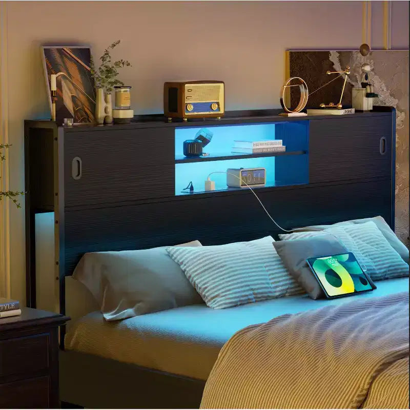 Tête de lit de rangement avec portes coulissantes et station de recharge