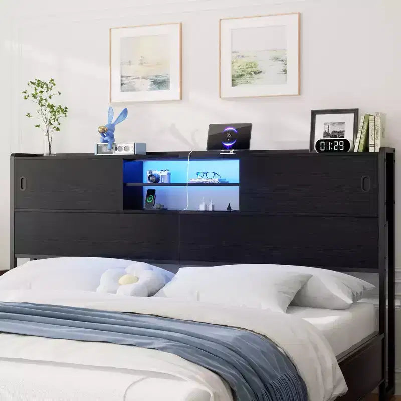 Tête de lit de rangement avec portes coulissantes et station de recharge
