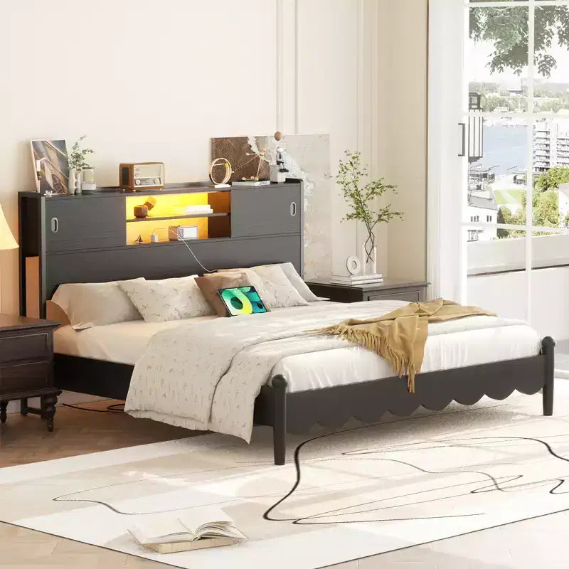 Tête de lit de rangement avec portes coulissantes et station de recharge