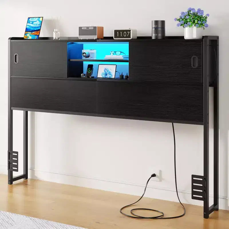 Tête de lit de rangement avec portes coulissantes et station de recharge