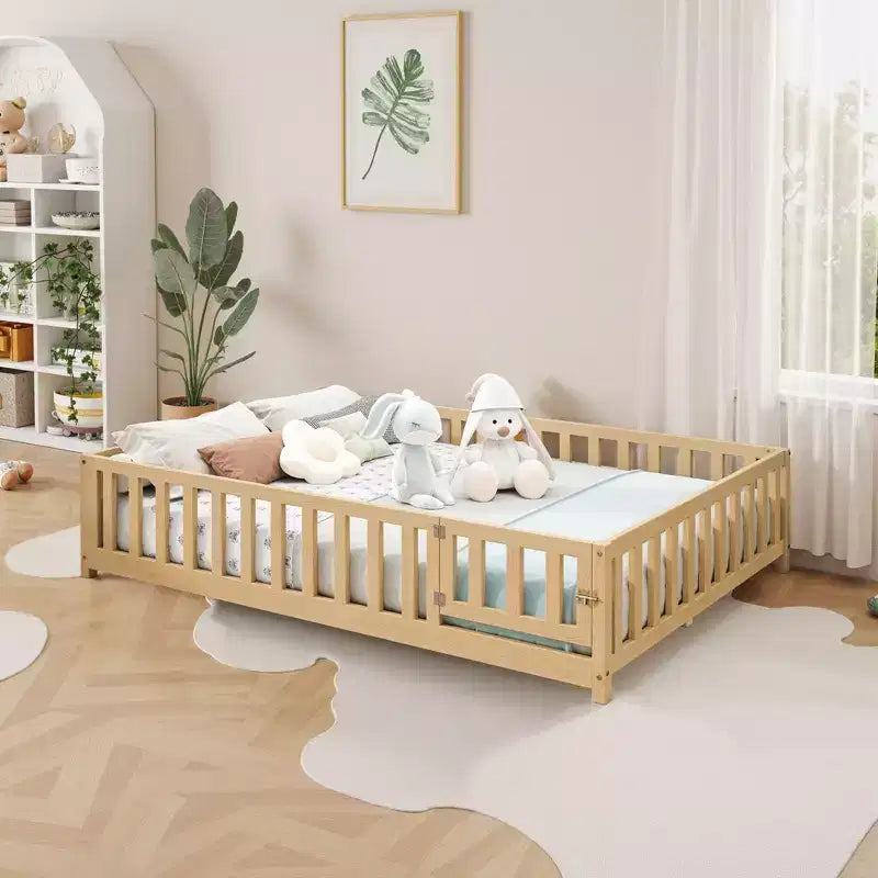 Lit au sol pleine grandeur pour tout-petits avec lattes de support et porte, lit Montessori moderne avec barrières de sécurité