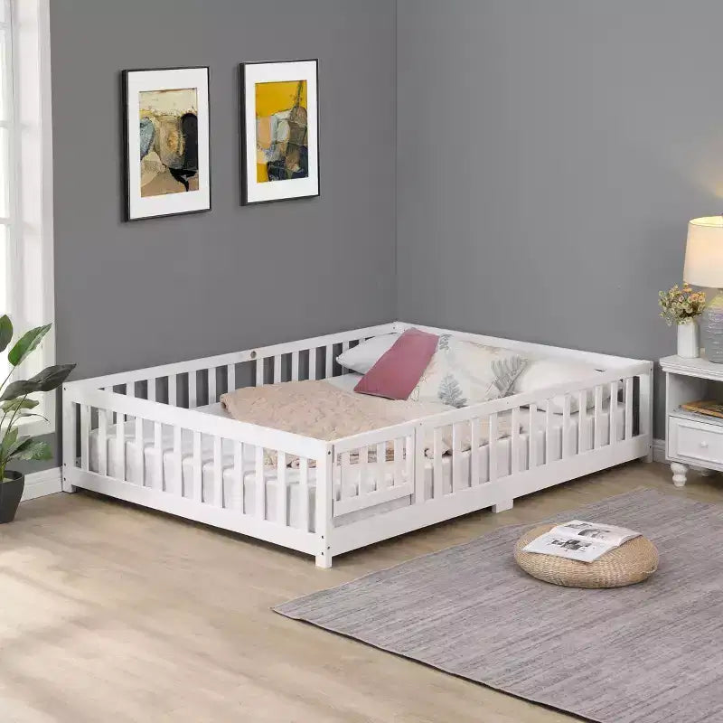 Lit au sol pleine grandeur pour tout-petits avec porte pour enfants, lit Montessori maison moderne avec clôture